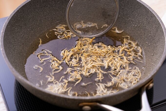 ジャコを揚げる