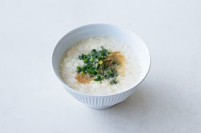 豆腐と鶏ひき肉、ひきわり納豆のスープ。粉山椒がアクセントに