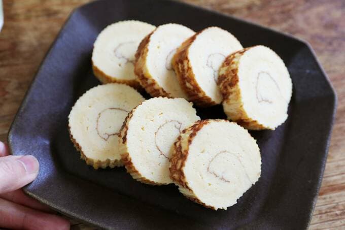 伊達巻きを持つ