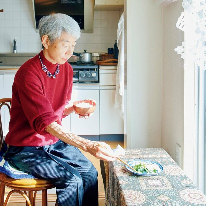 食事する女性