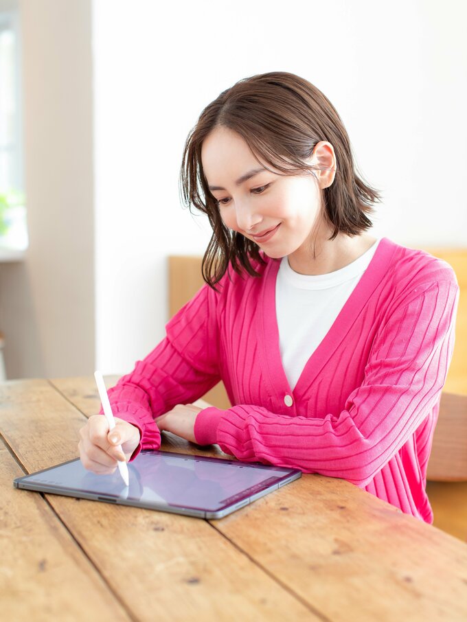 イラストを作成する辻元さん