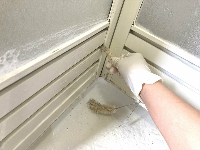 洗剤の表示通り時間をおいたら、ブラシでルーバー内を磨いて洗剤が残らないようしっかりすすぎます