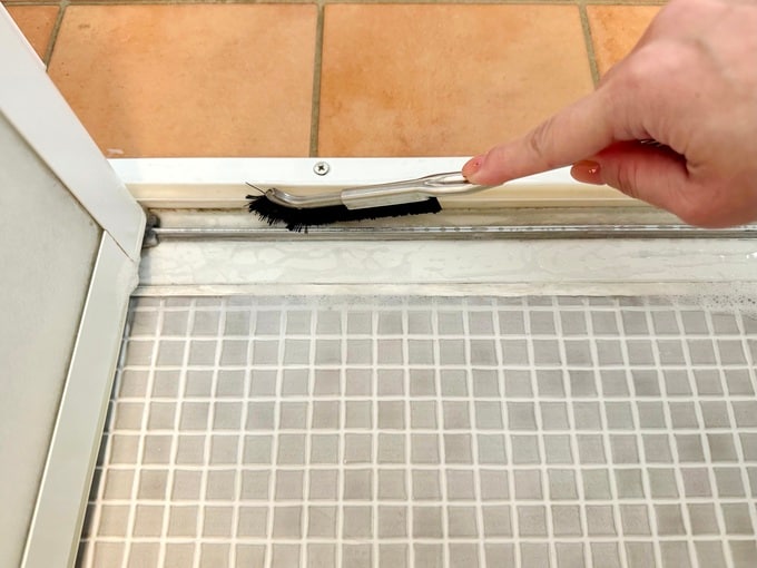 隙間ブラシのサッシ掃除