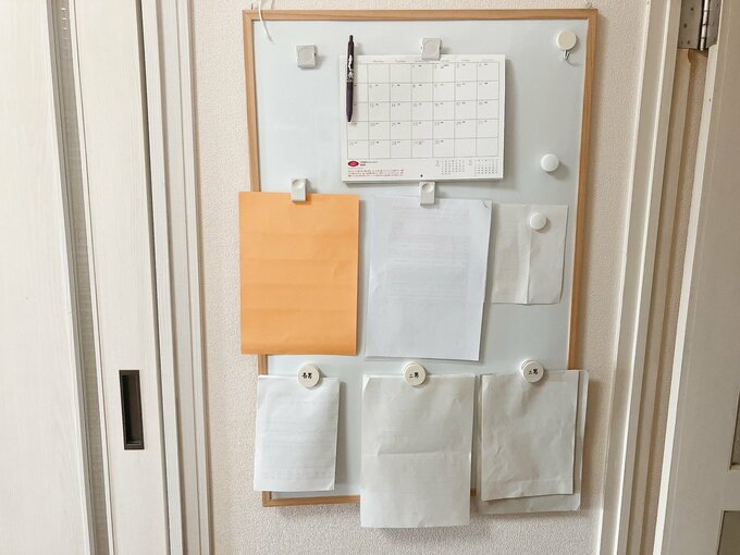 プリント類をホワイトボードにはりつける図