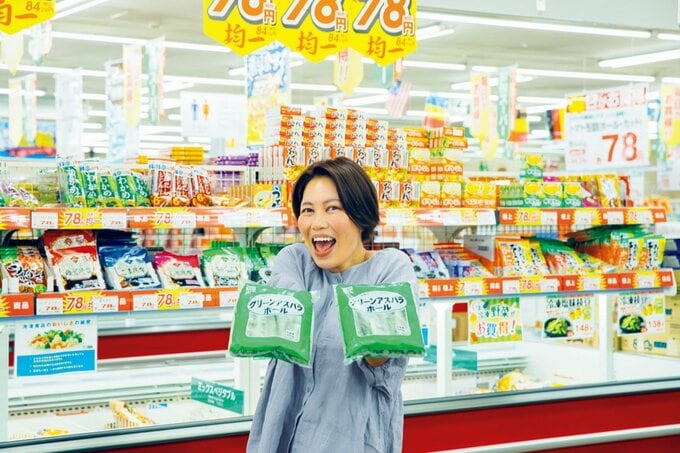 女性とアスパラパッケージ