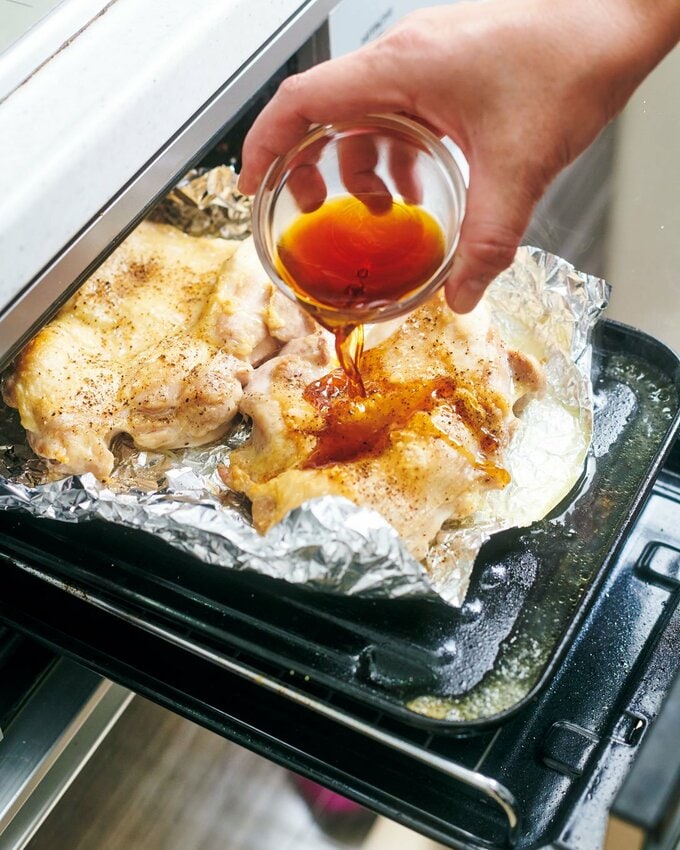 お肉に調味料をかける様子