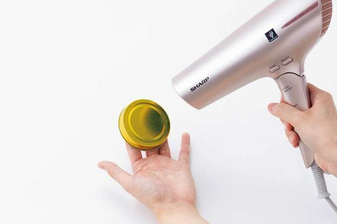 ドライヤーの冷風を1~2分かけて乾燥させる