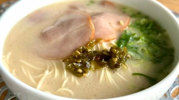 クリーミーな豚骨ラーメントッピングが辛旨美味！