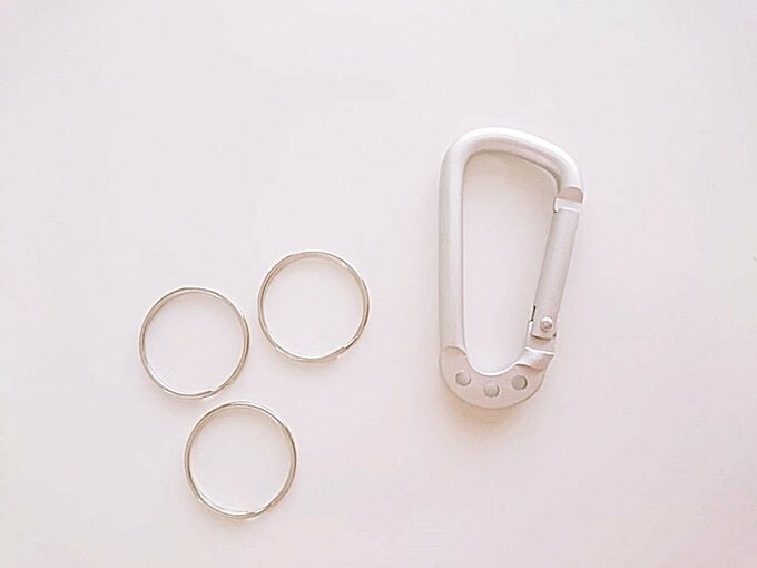 カラビナについているリングをはずします