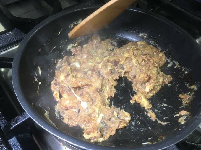 卵は溶きほぐして炒める様子