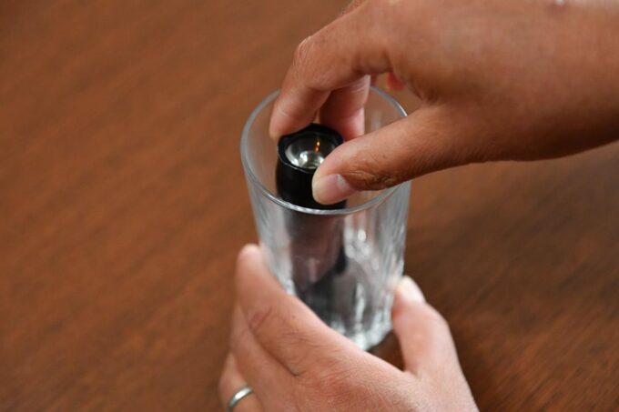 コップに懐中電灯を入れる