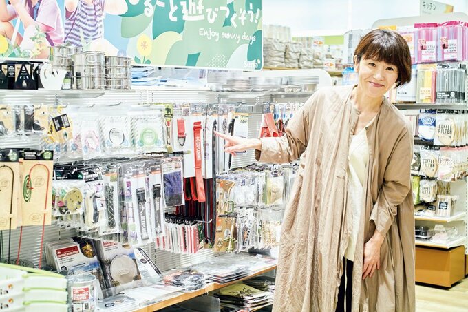 アウトドアコーナーに女性