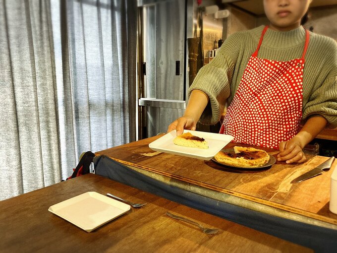 つくったケーキを皿に盛る