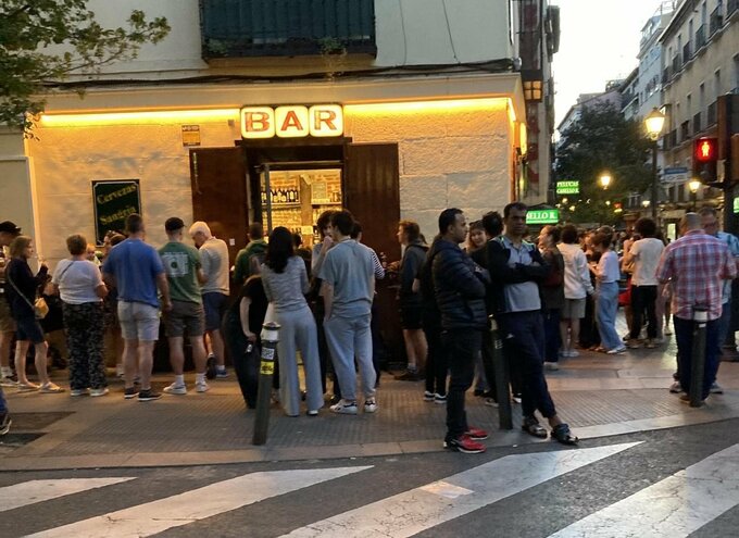 電気が付いたBARの前で集まる人々