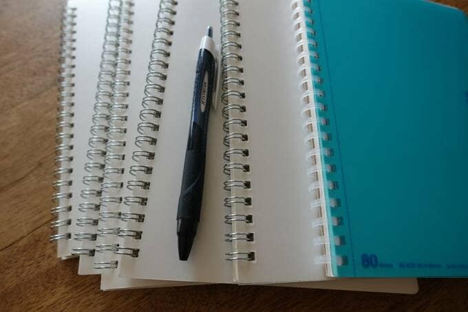 たくさんのノートとペン