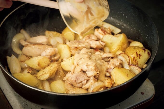 料理に調味料を加える