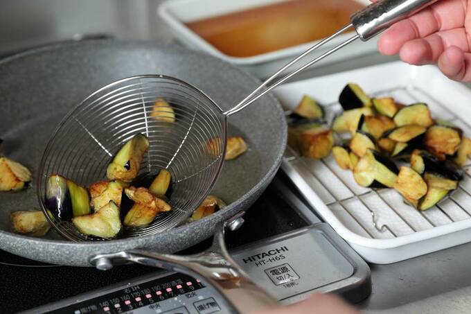 フライパンにナス