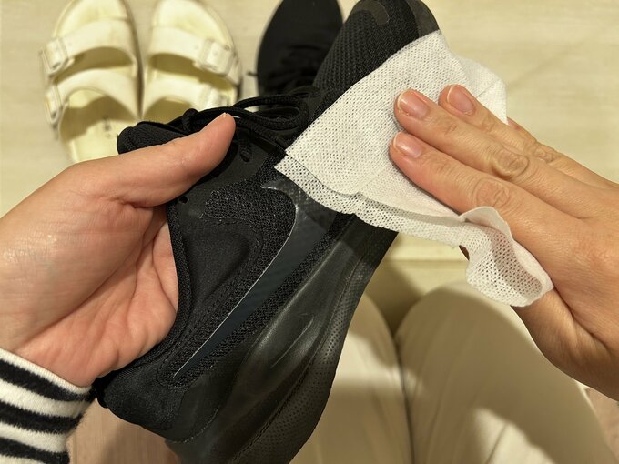 シートで靴みがきをする様子