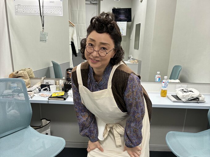 舞台衣装を着た川上麻衣子さん