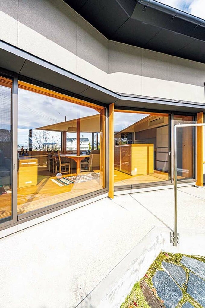 南の庭に面した窓から、気持ちのよい光と風を室内にたっぷりと取り込みます。