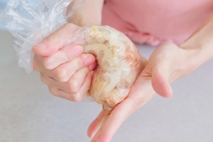 ポリ袋に肉を入れて混ぜている様子
