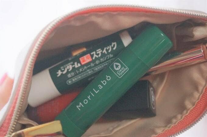 ポーチの中に花粉バリアスティック