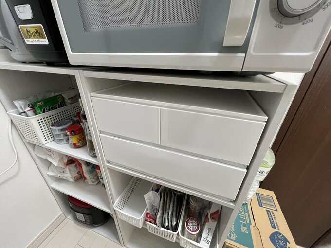 電子レンジを置く棚がなかったのでカラーボックスを購入