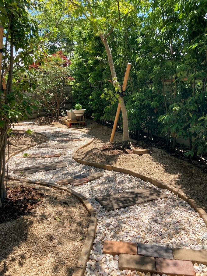 砂利を敷いた庭