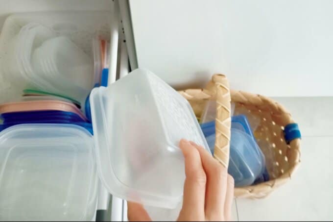 プラスチック保存容器を手にする様子