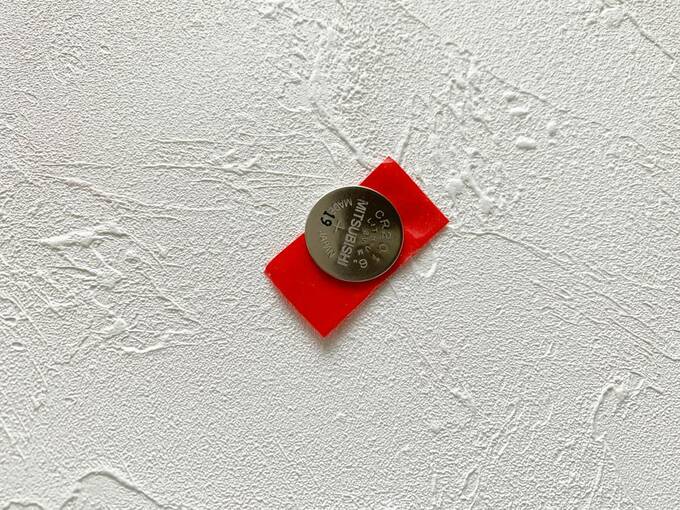 テープの上に丸形の電池
