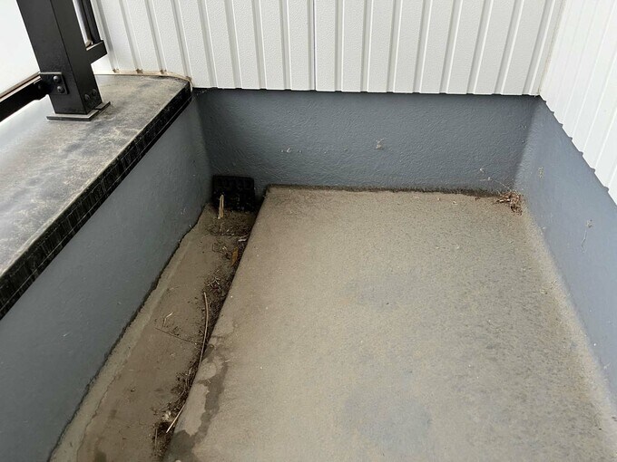 汚れるベランダの床