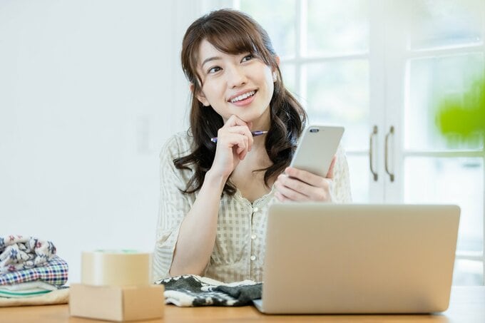 稼ぐワークをする女性
