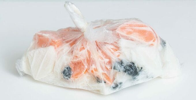 ビニール袋に入ったニンジンなど