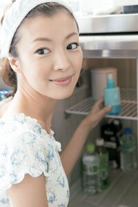 冷蔵庫で冷やした化粧水が夏の肌によいワケは おやすみ前の冷やしケア Esseonline エッセ オンライン