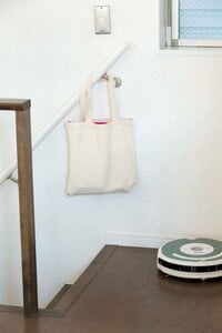 階段の手すりのトートにお掃除ロボットの充電器を