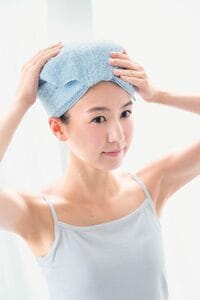 タオルを頭にまく女性