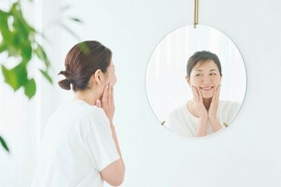 乳液のタイミングは、化粧水をつけた「直後or数分後」？美しい肌になるスキンケア4つ　