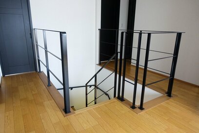 戸建て2階の階段ホールは腰壁なし、手すりのみ。1年暮らして満足＆残念なこと