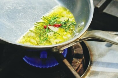 ニンニクは切り方で香りが変わる！自宅でお店の味を手に入れる「プロの調理ワザ」4選