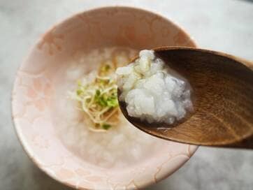 ダイソーのおかゆカップが超便利！炊飯器に入れてご飯と炊き分け、離乳食にも