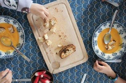 フランスの共働き家庭の「リアルな食事」。朝食は火を使わない、平日の夕食はスープが定番