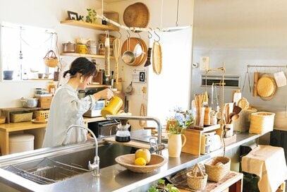 40代の「家事が楽しくなる」家づくり。キッチンは好きなもので囲み、リビングはすっきりさせる