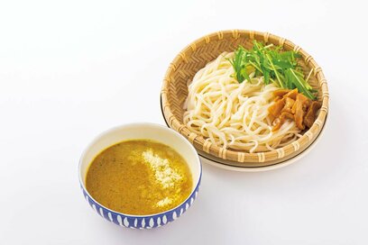 豆乳みそカレーつけうどん。カツオ節の香りで本格的な味わいに！