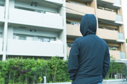 犯罪者に「狙われやすいマンション」の部屋。中層階以上でも安心できない理由