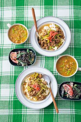 豚そぼろ豆腐丼のダイエット献立。ご飯を大胆にカットして糖質オフ