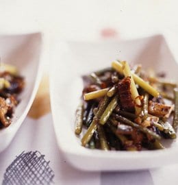 黒酢パワーで夏バテ解消！ウナギとニンニクの芽の黒酢炒め