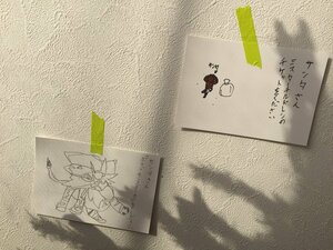 子どもたちのサンタさんへの希望も壁にペタリ