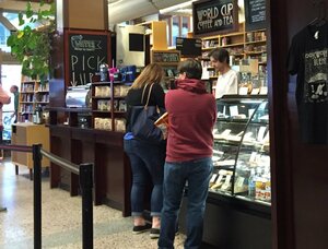 グルテンフリーを含むペストリーが並ぶ