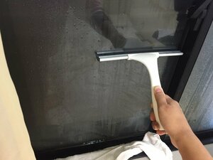 スクイージーで水滴を落とします