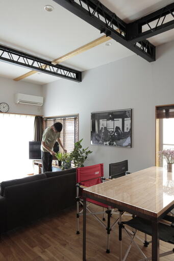 黒くペイントした梁